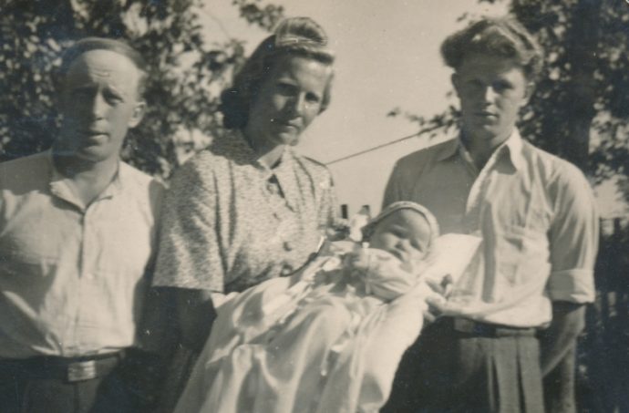 Eduard Tetto ja Hilda Kalda (Elle Soosalu ema) ja lapse isa Osvald Luige. Ristitav laps Olev Luige ristiema süles. Viru-Kabalas.